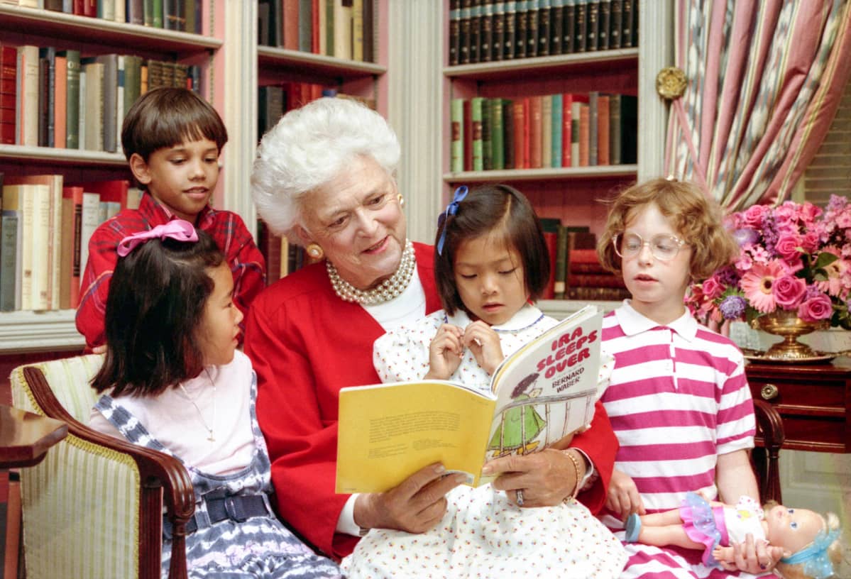 Barbara Bush lukee lapsille satua