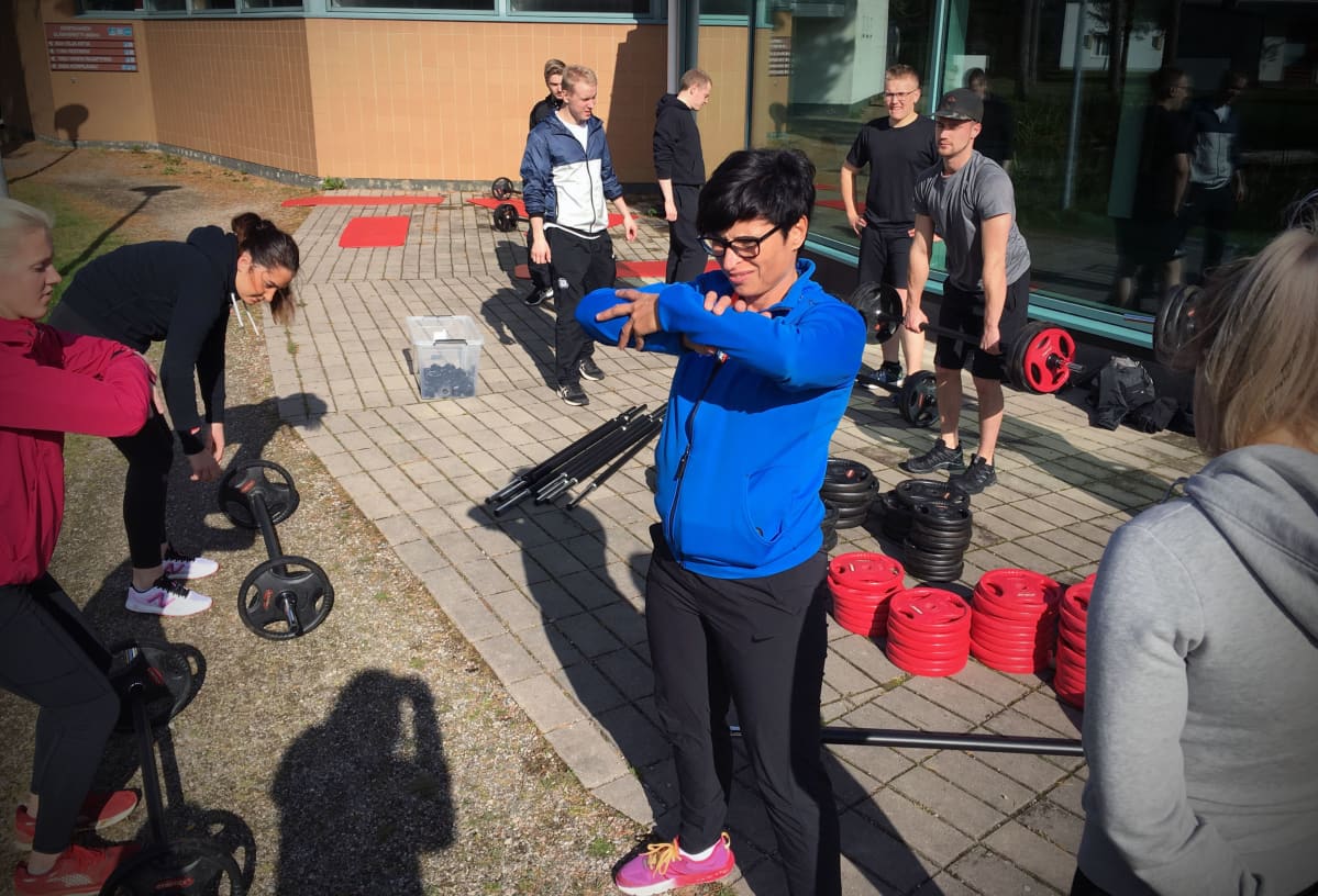 Poliisilinjan vastuuopettaja Katja Saari vetää crossfit -treenejä opiskelijoille Ilmajoella.