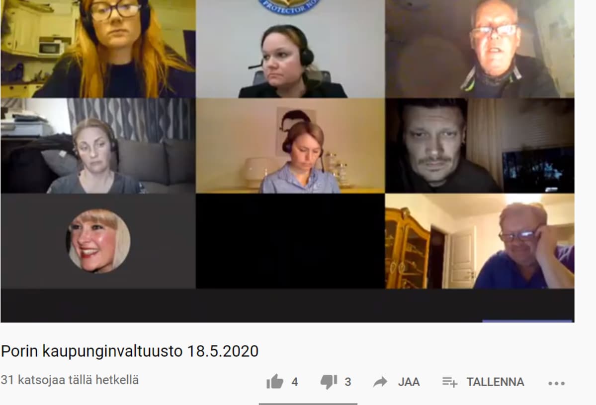 Porilaisvaltuutettuja etäyhteydellä klo 00.45 19.5.2020, jolloin valtuusto oli istunut jo lähes seitsemän tuntia.