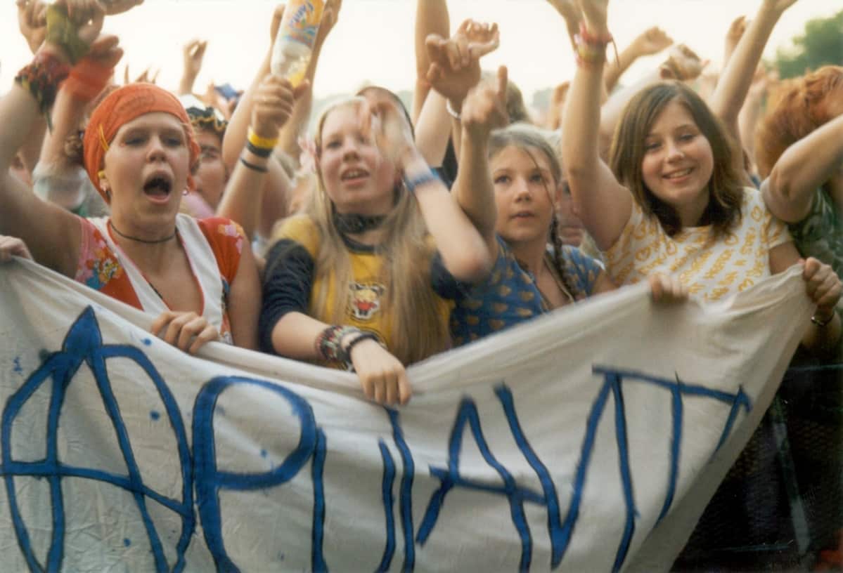 Yleisöä Apulannan keikalla Ruisrockissa Turussa kesällä 2003.