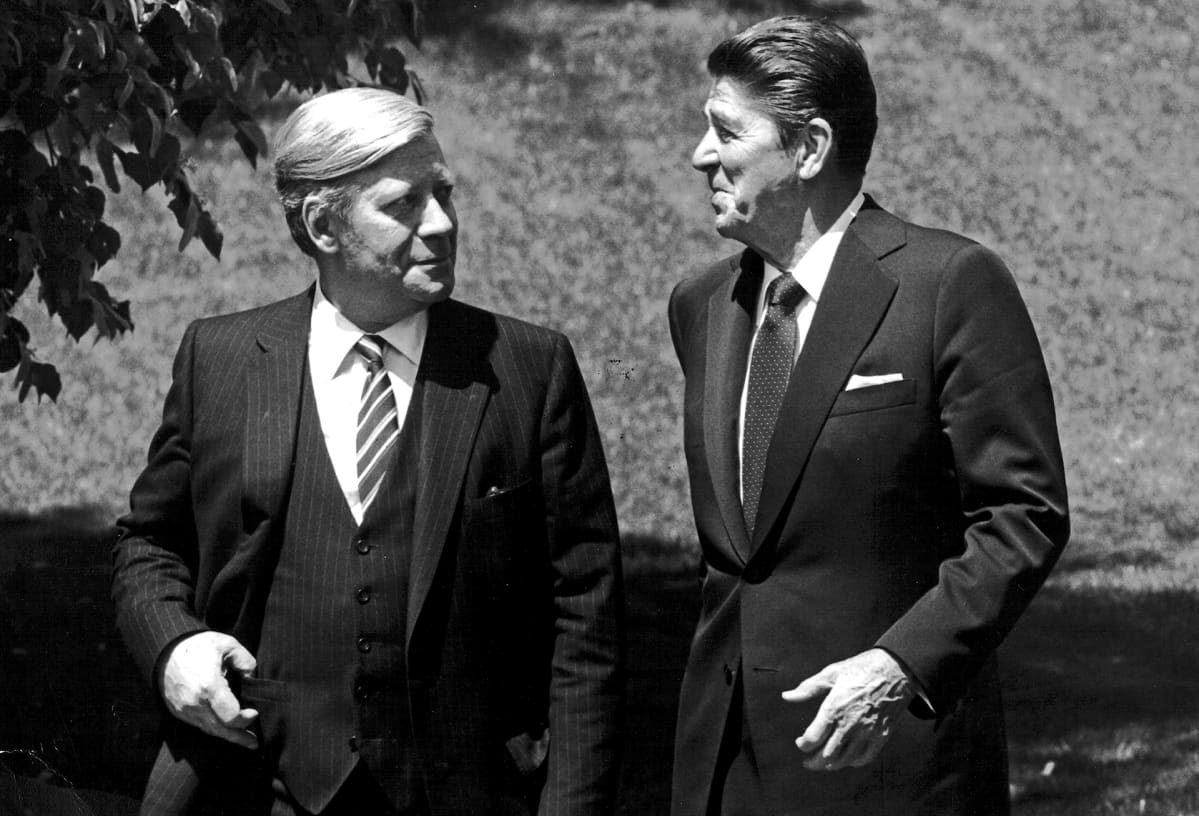 Ronald Reagan (kuvassa oikealla) toukokuussa 1981.