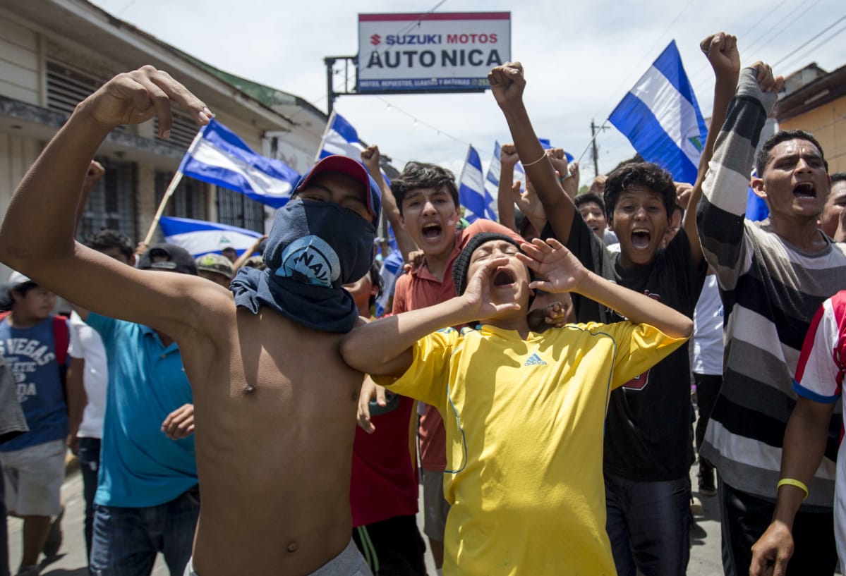 Nuoria mielenosoittajia Masayan kaupungissa Nicaraguassa 13. toukokuuta.