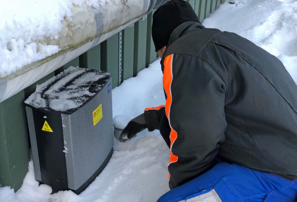Tuholaistorjuja tutkii sähköansaa pesulan ulkoseinällä