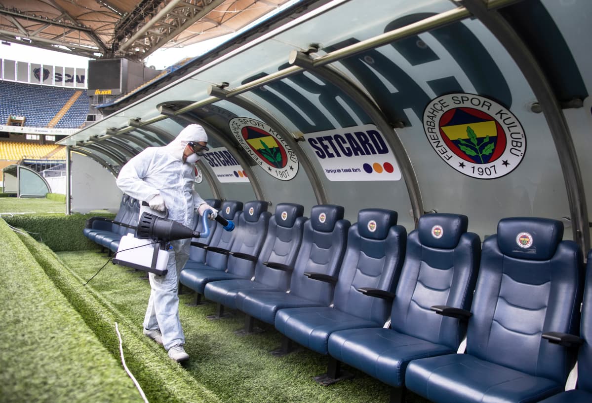 Stadionin penkkejä desinfioidaan Istanbulissa