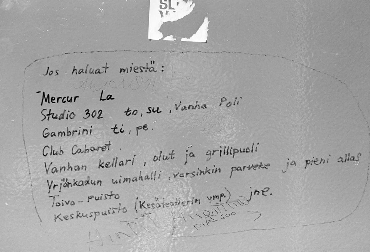 Kirjoitus Vanhan Ylioppilastalon saniteettitilan seinässä 1982.