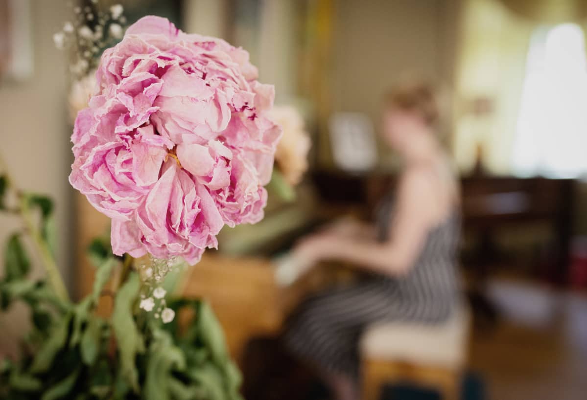 Kirjailija Marianna Kurtto soittaa pianoa Eeva Joenpellon kirjailijakoti-residenssissä..