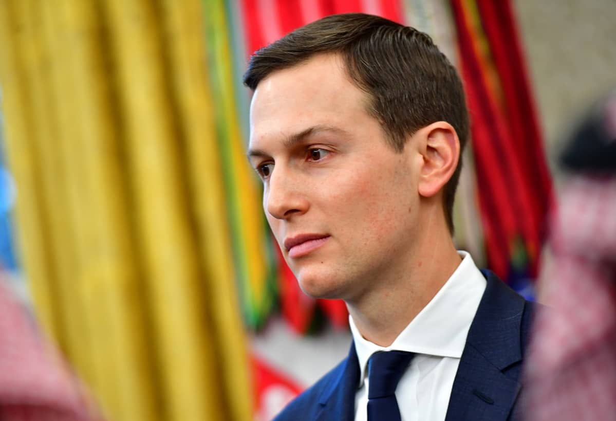 Jared Kushner tummansinisessä puvussa ja kravatissa.