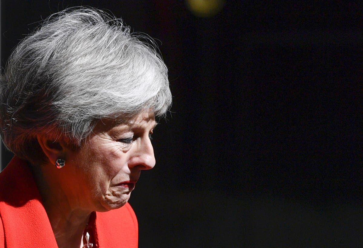 May ilmoitti erostaan tiedotustilaisuudessa Downing Streetillä.