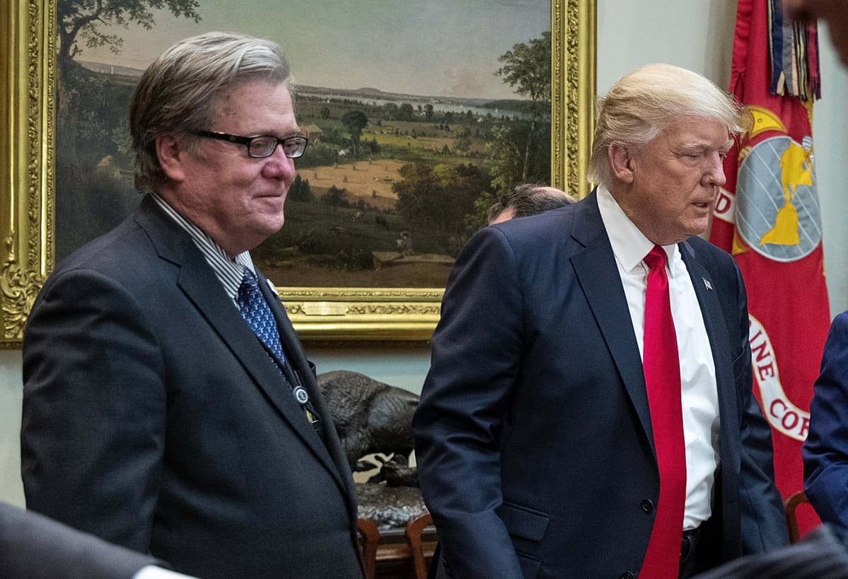 Trumpin pääneuvonantaja Steve Bannon ja Yhdysvaltain Presidentti Donald Trump Valkoisessa Talossa 2. helmikuuta.