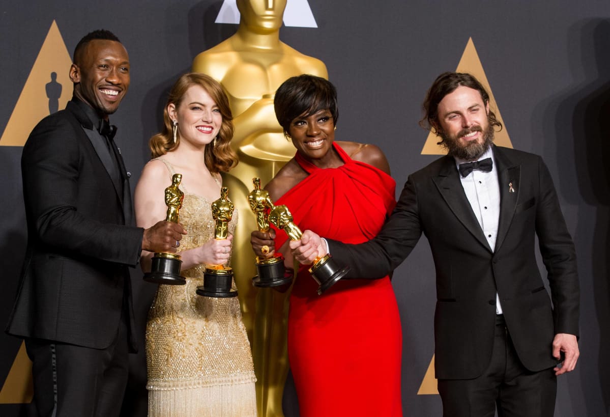 Parhaan miessivuosan Oscarin voittanut Mahershala Ali (vas.), parhaan naispääosan Oscarilla palkittu Emma Stone, parhaan naissivuosan Oscarin voittanut Viola Davis ja parhaan miespääosan Oscarin saanut Casey Affleck.