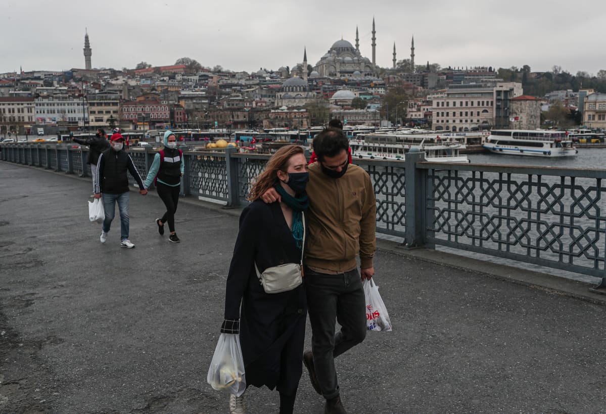 Kävelijöitä Istanbulin Galata-sillalla maanantaina.