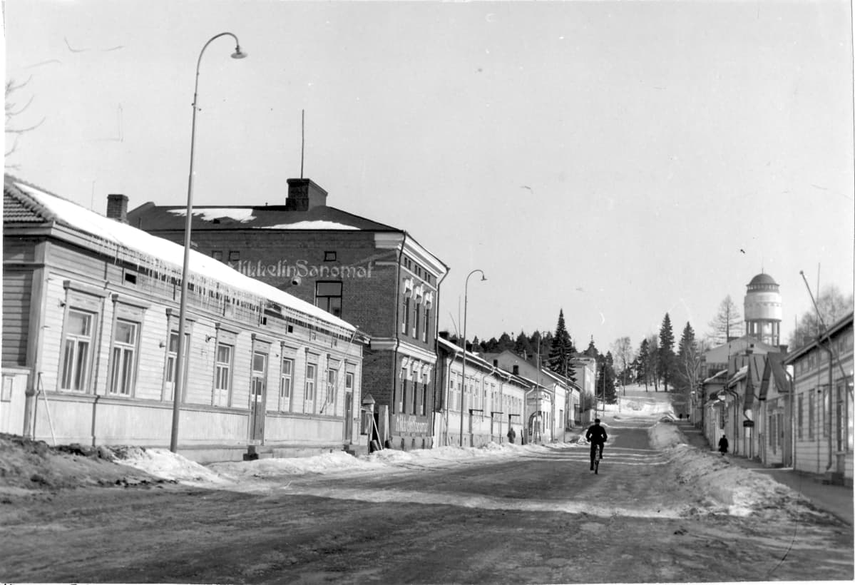 Mikkeli, Mikonkatua 1940-1950-luvun vaihde. Vasemmalla Mikkelin Sanomien paino ja toimitus.