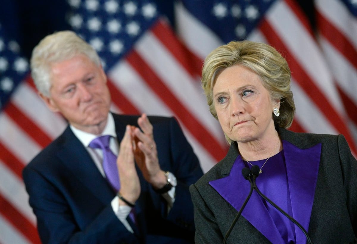 Hillary ja Bill Clinton ovat suut mutrulla.