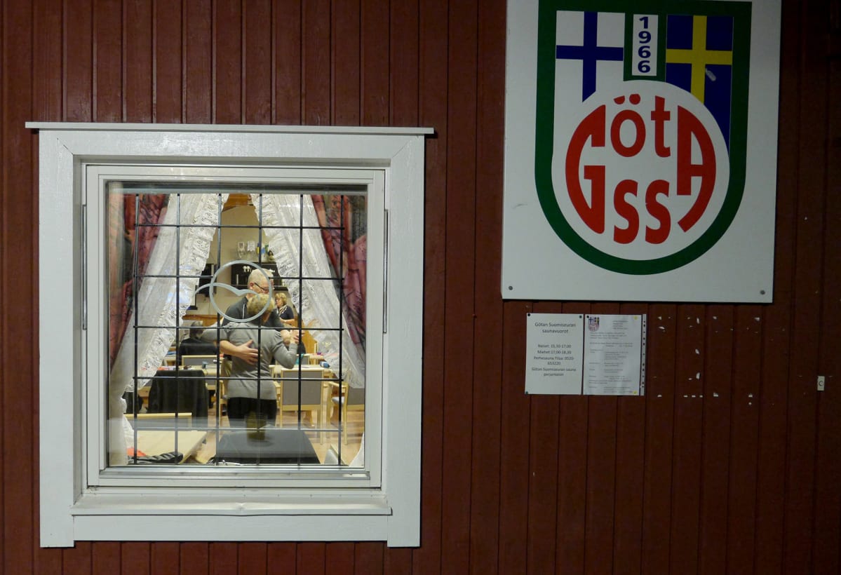 Talon seinää ja ikkuna.