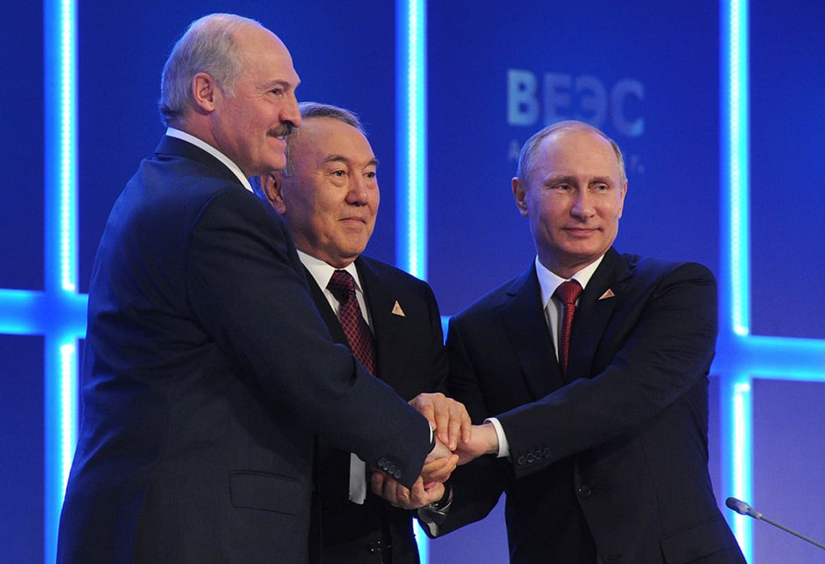 Venäjän presidentti Vladimir Putin (oik.), Kazakstanin presidentti Nursultan Nazarbajev ja Valko-Venäjän presidentti Aljaksandr Lukašenka Euraasian talousneuvoston kokouksessa Astanassa toukokuussa 2014.