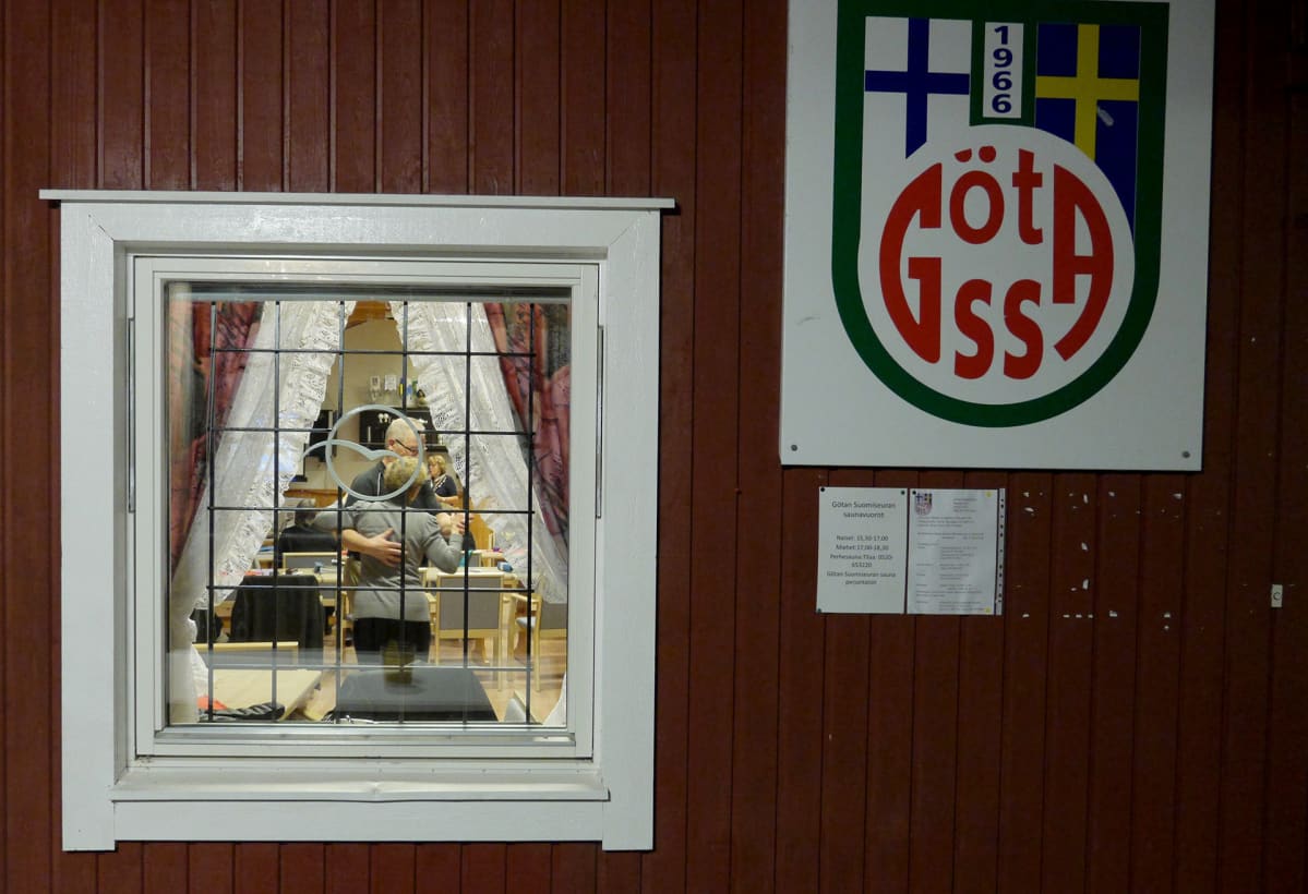 Talon seinää ja ikkuna.