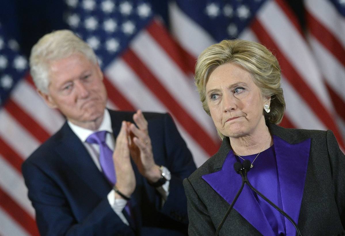 Hillary ja Bill Clinton ovat suut mutrulla.