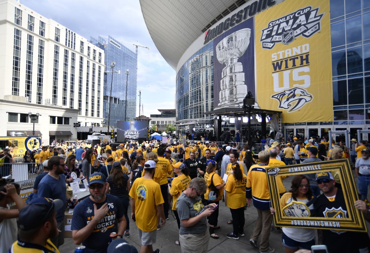 Predators-faneja Nashville kotiareenan edustalla ennen kevään 2017 kuudetta finaalia.