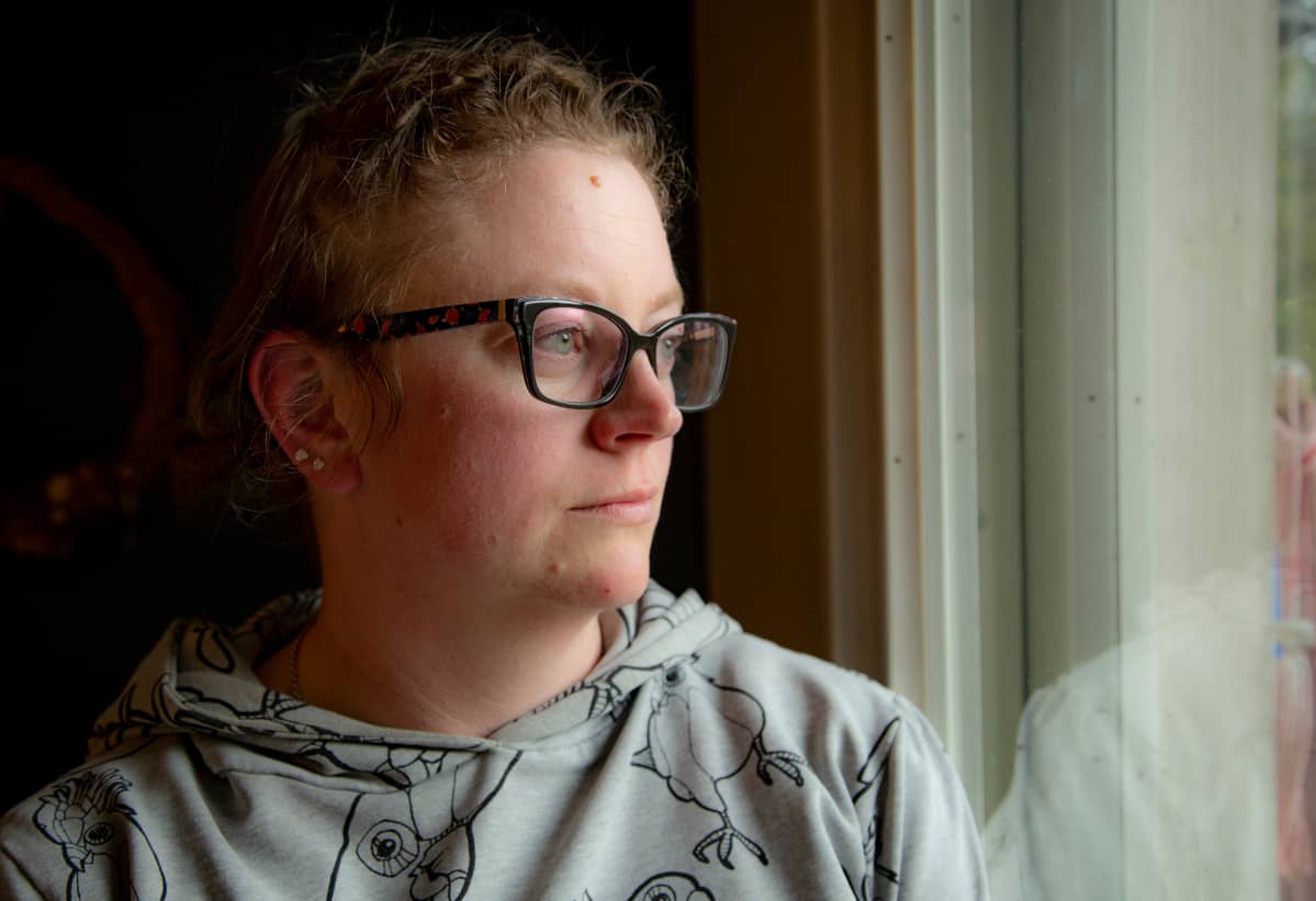 Muka vitsillä sanotut asiat satuttavat lapsetonta. Maria Kylmäluoma, 39, kertoo, että monenlaisia ohjeita ja neuvoja hänkin on saanut kuulla. ”Kökkäänkin on tarjouduttu tulemaan”.