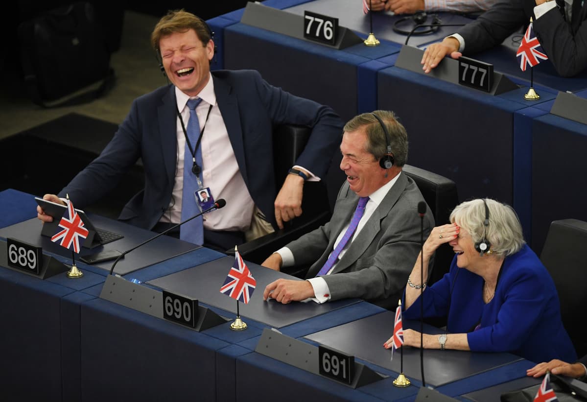Brexit-puolueen Richard James Tice, Nigel Farage ja Ann Widdecombe naureskelivat istunnossa.