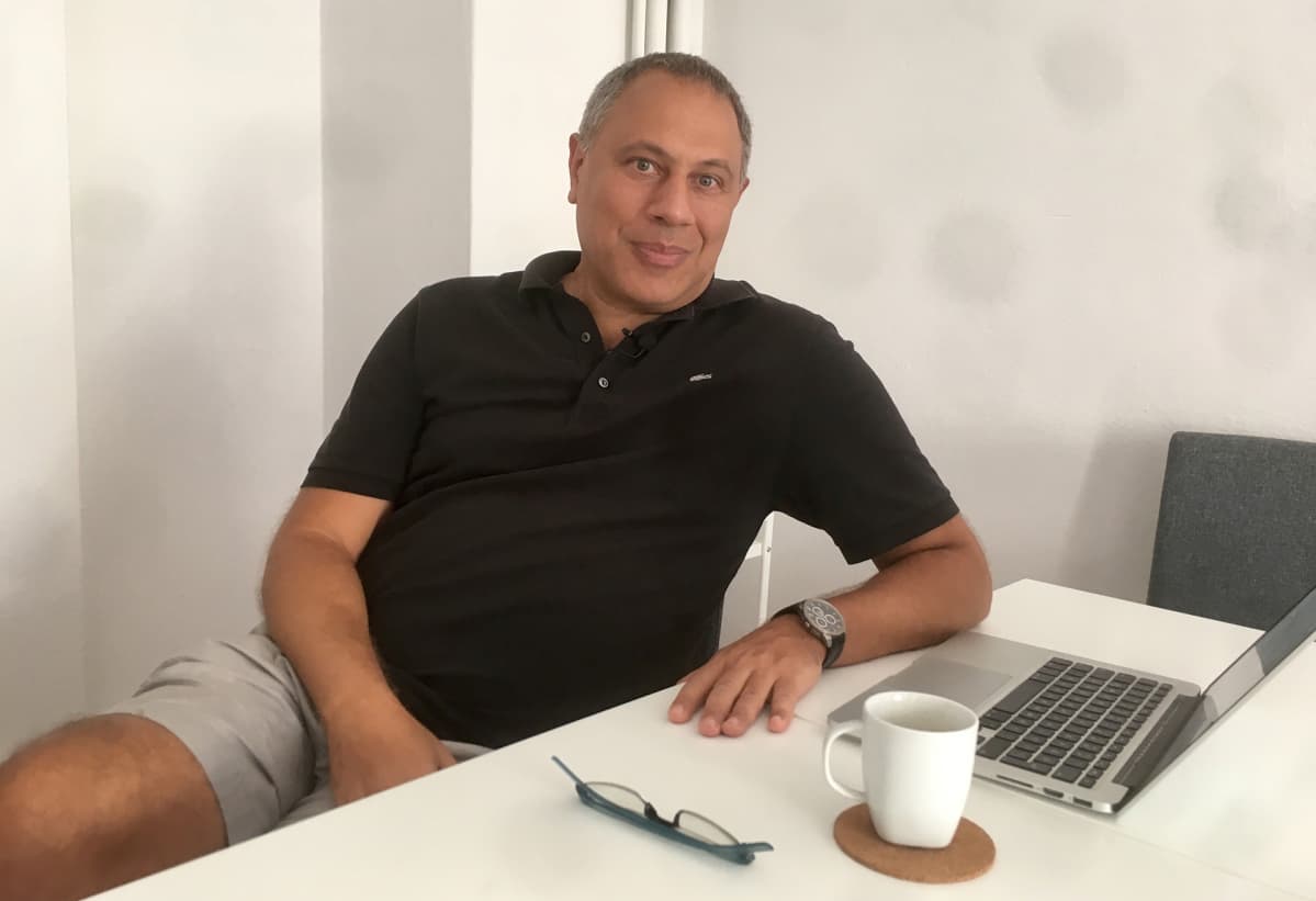 Turkin johtava internetoikeuksiin perehtynyt asiantuntija Yaman Akdeniz toimistollaan Istanbulissa.