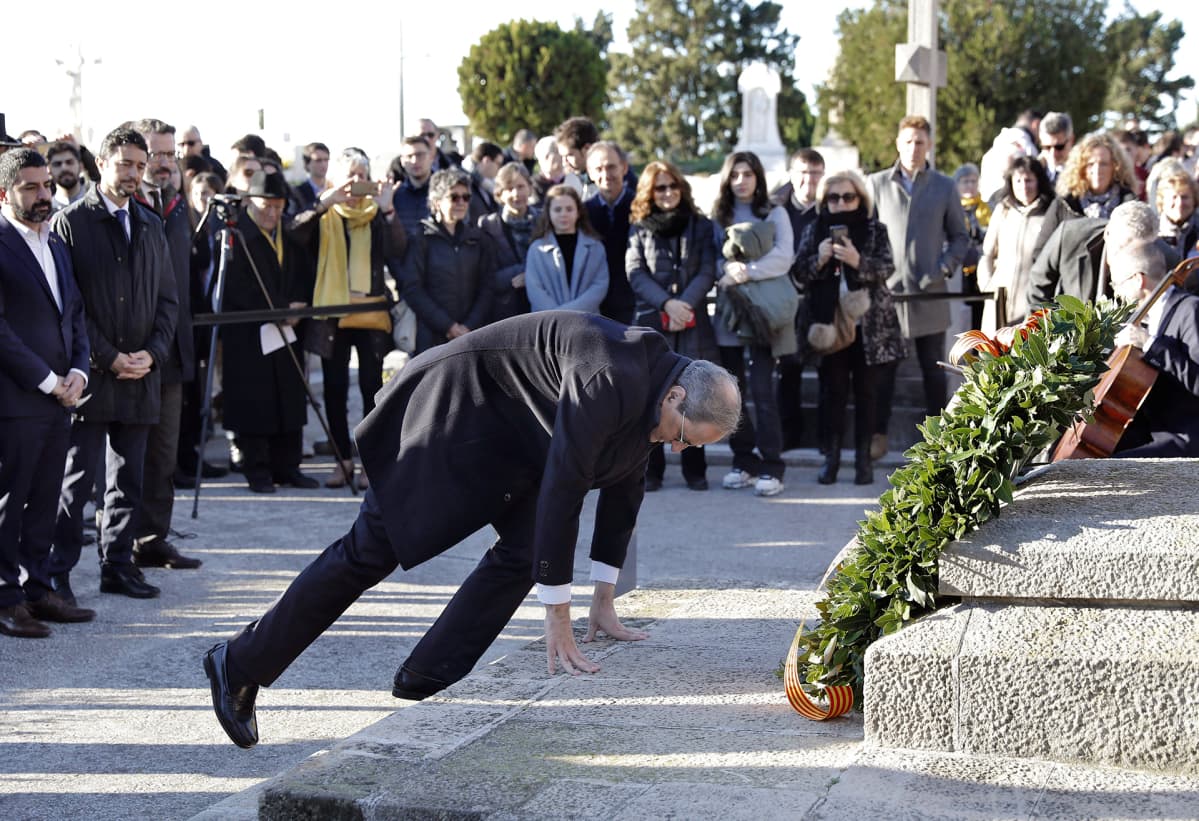 Katalonian aluehallinnon johtaja Quim Torra laski muistoseppeleen entisen aluehallinnon johtajan Francesc Macian haudalle 25. joulukuuta.