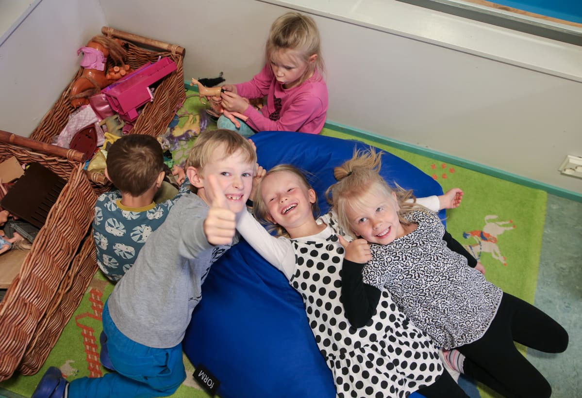 Lapset leikkivät päiväkodissa.