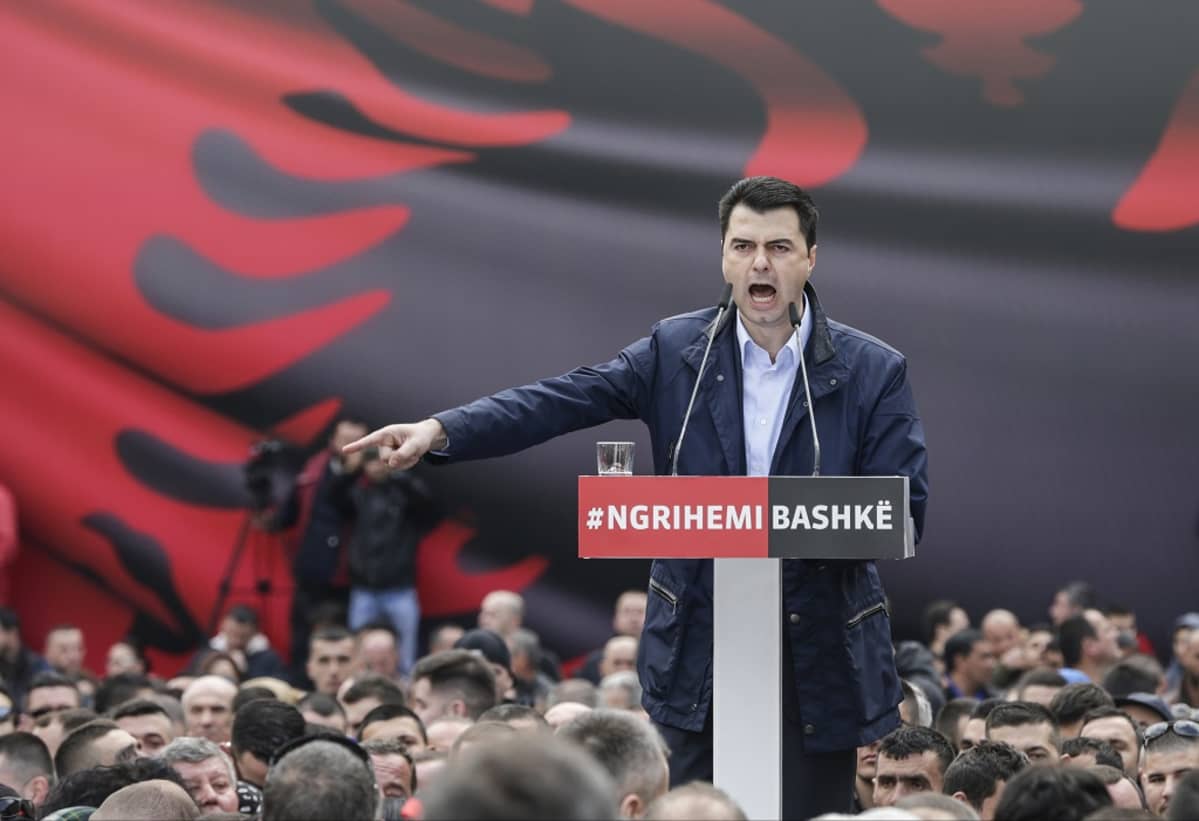 Albanian oppositiopuolueen johtaja Lulzim Bashapuhuu mielenilmauksessa Tiranassa, Albaniassa 18. helmikuuta 2017.