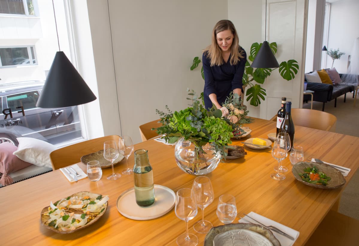 Ravintola Chapterin ruokapöytä kokonaisuus aseteltuna Frida perhejuristien juhlatilaan.