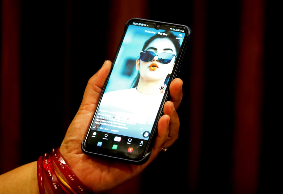 Nainen katselee videota TikTokista Bhopalissa, Intiassa kesäkuun lopussa 2020