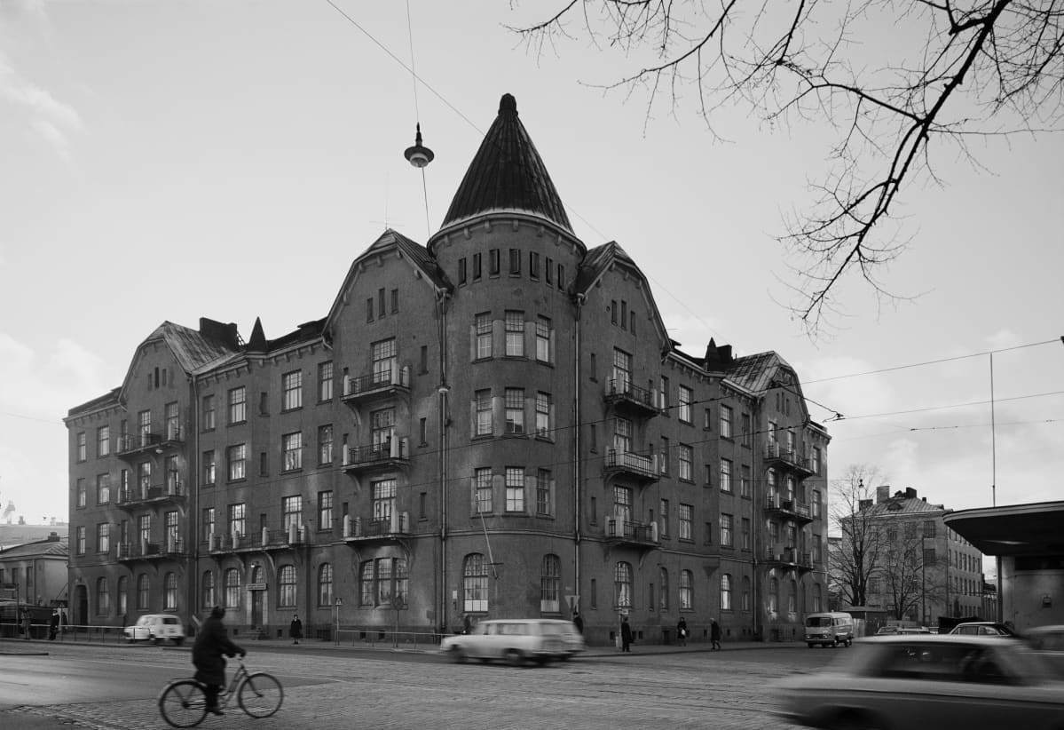 Mannerheimintie 76 ja Humalistonkatu 2 kulmassa ollut kerrostalo, jota kutsuttiin Sipoon kirkoksi. Kuva on vuodelta 1970.