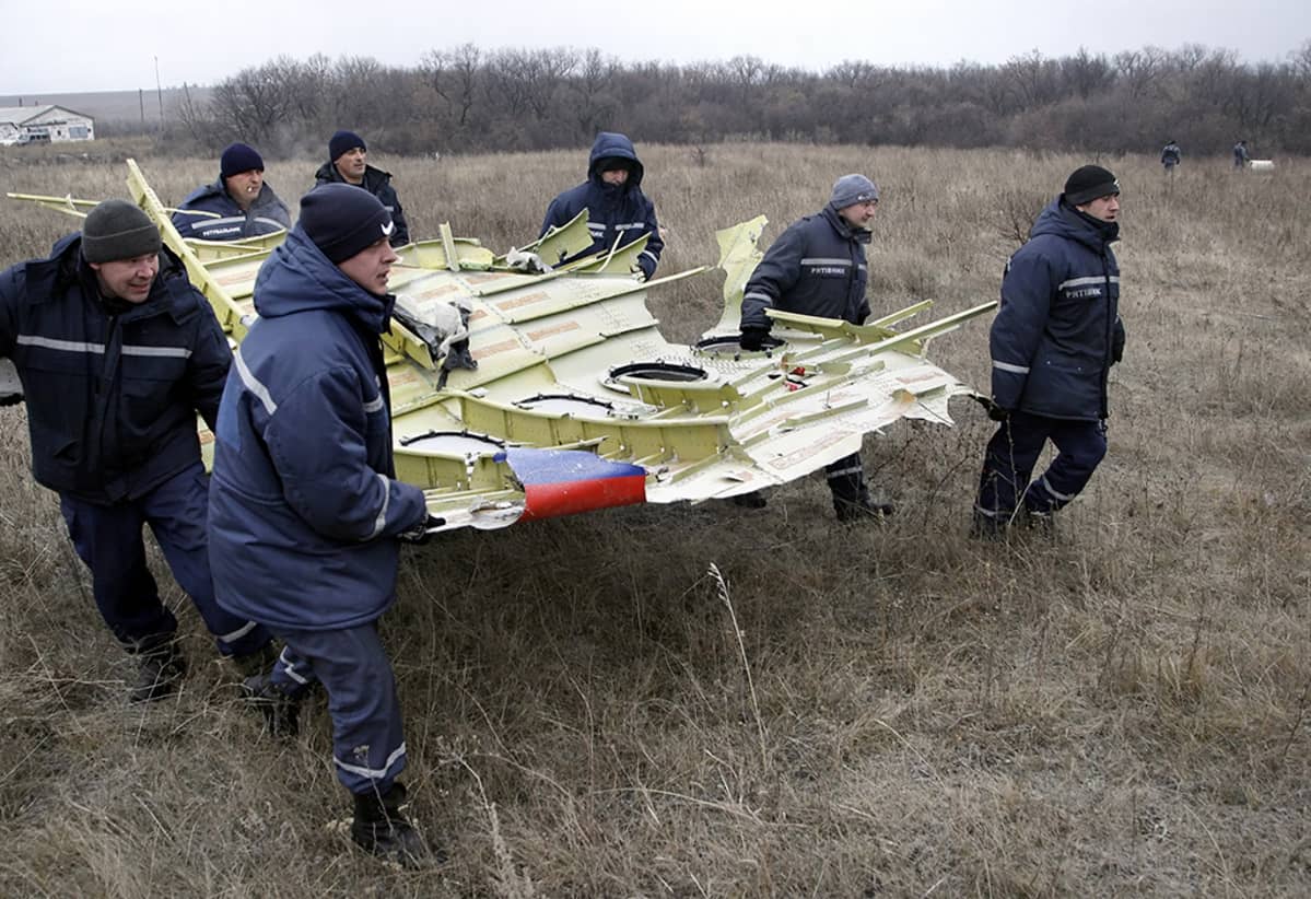 Pelastushenkilöstö kantoi MH17-koneen osia Grabovon kylän lähellä Ukrainassa 18. marraskuuta 2014.