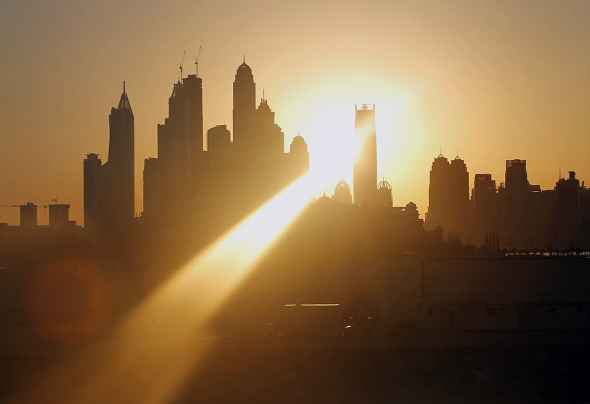 Kaupunkisilhuetti tornitaloista Dubaissa, joka kuuluu Yhdistyneisiin Arabiemiraatteihin. Yhdistyneet Arabiemiraatit pyrkii saamaan seitsemän prosenttia energiastaan auringosta vuoteen 2020 mennessä. Myös Saudi-Arabia panostaa aurinkoenergiaan. Kuva Dubaista.