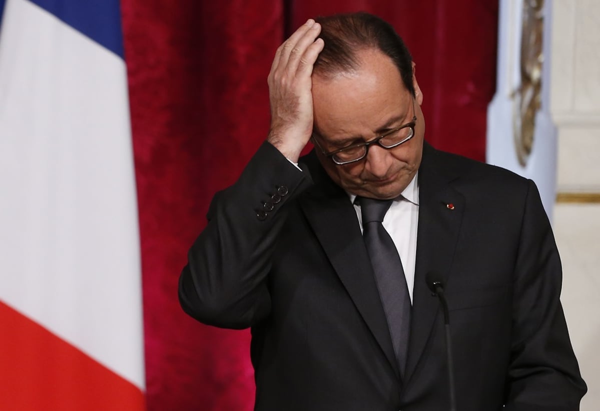 Kuvassa Ranskan presidentti François Hollande suhii oikealla kädellään hiuksiaan.