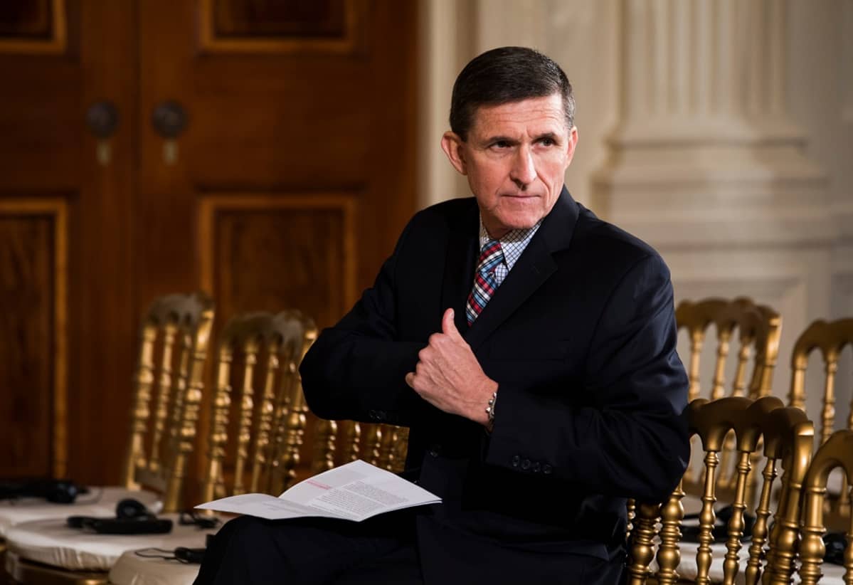 Michael Flynn kaivaa povitaskuaan.