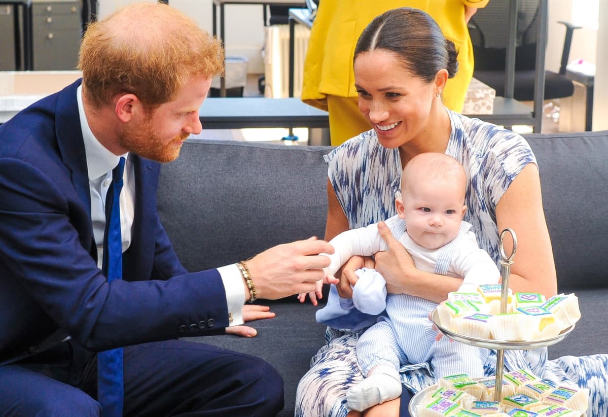 Prinssi Harry ja herttuatar Meghan, jonka sylissä on Archie.