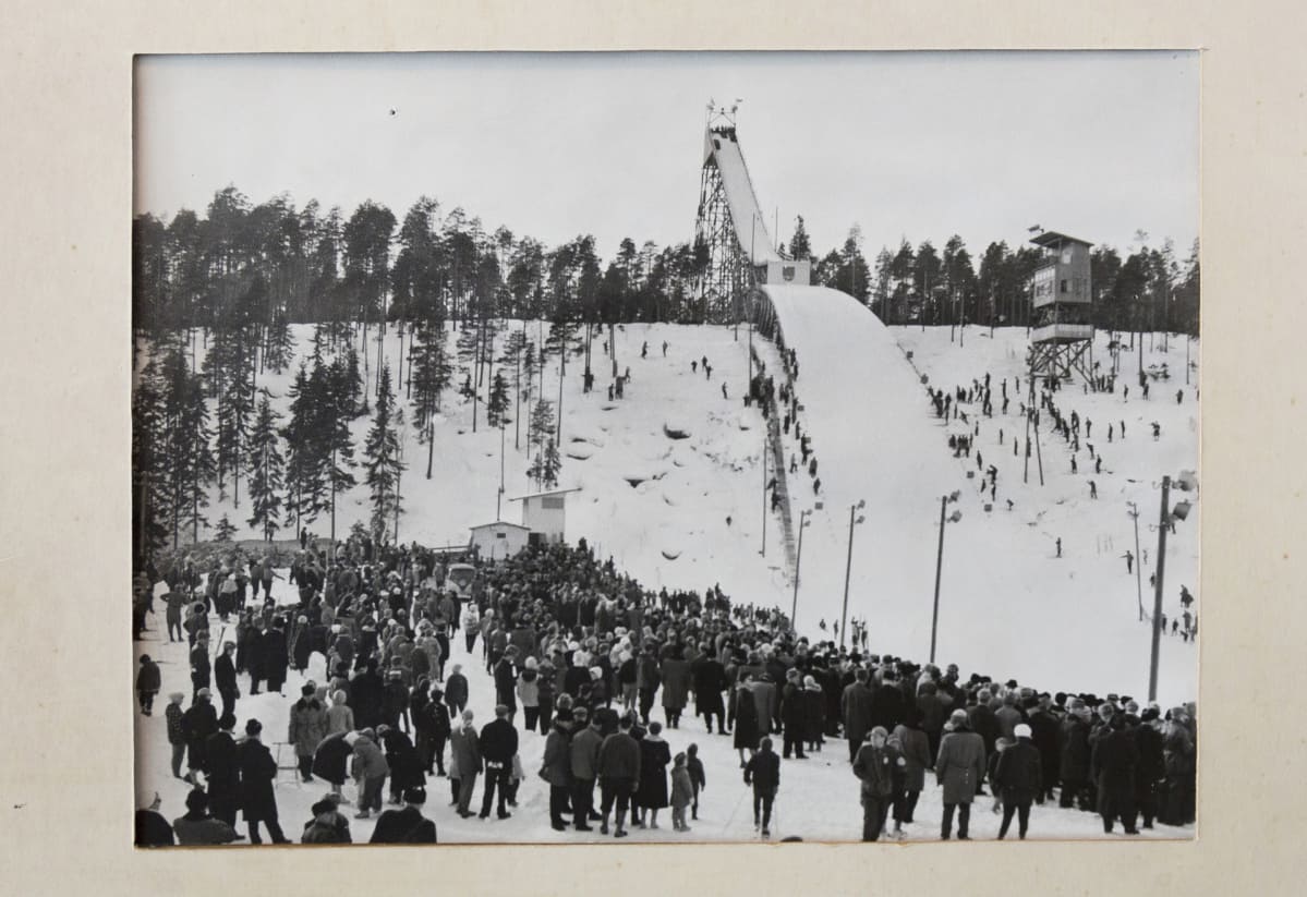 Vanha kuva Kajaanin hyppyrimäestä.