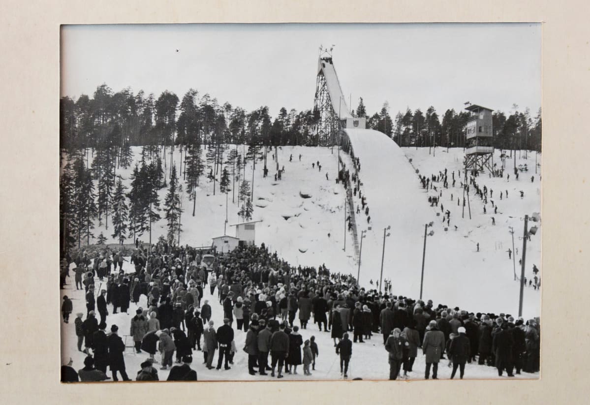Vanha kuva Kajaanin hyppyrimäestä.