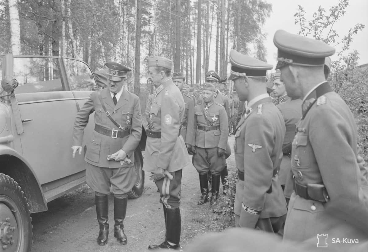 Adolf Hitler ja marsalkka Mannerheim sekä sotilaita