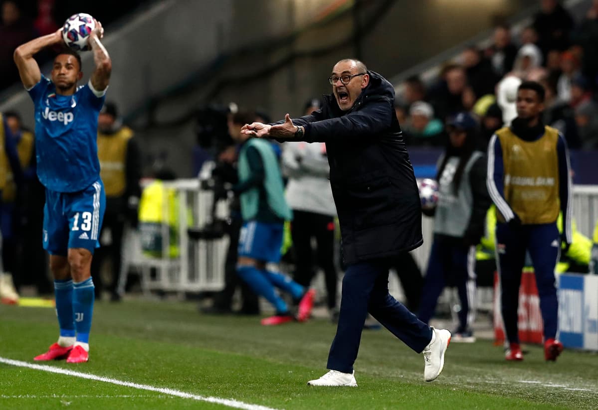 Maurizio Sarri melskaa kentän laidalla.