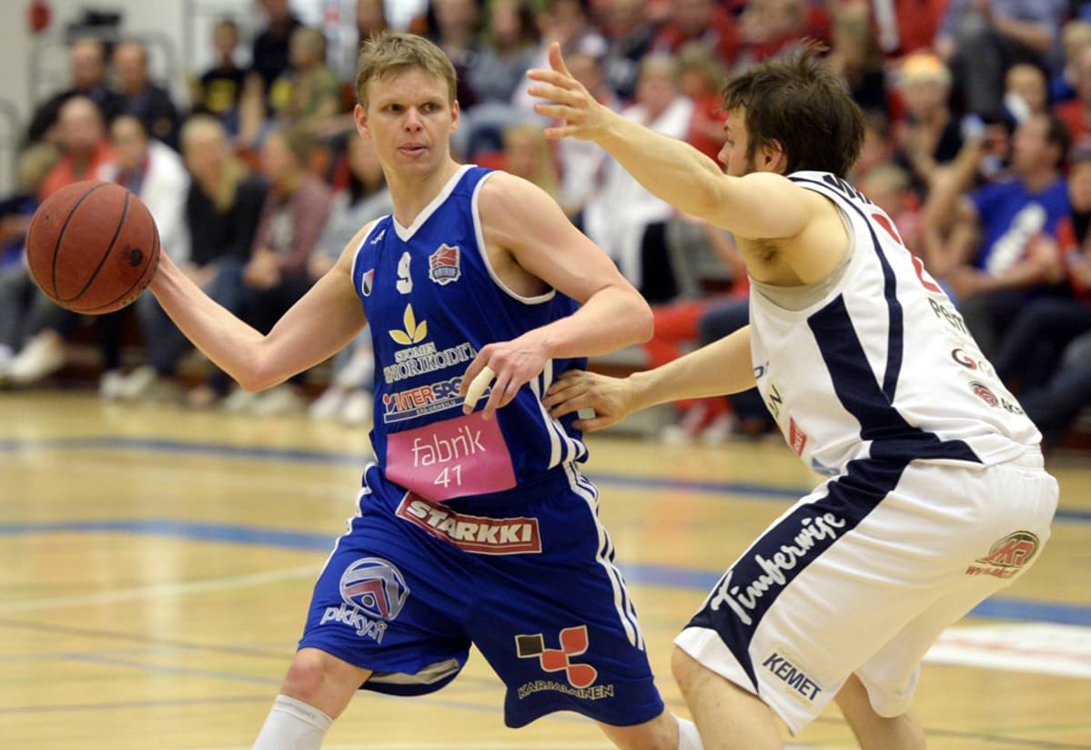 Katajan Teemu Rannikko ja Bisonsin Ville Mäkäläinen vastakkain.
