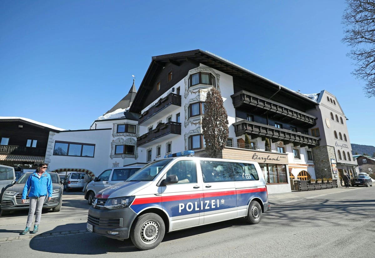 Poliisiauto Itävallan hiihtojoukkueen majoituspaikan edessä Seefeldissä.
