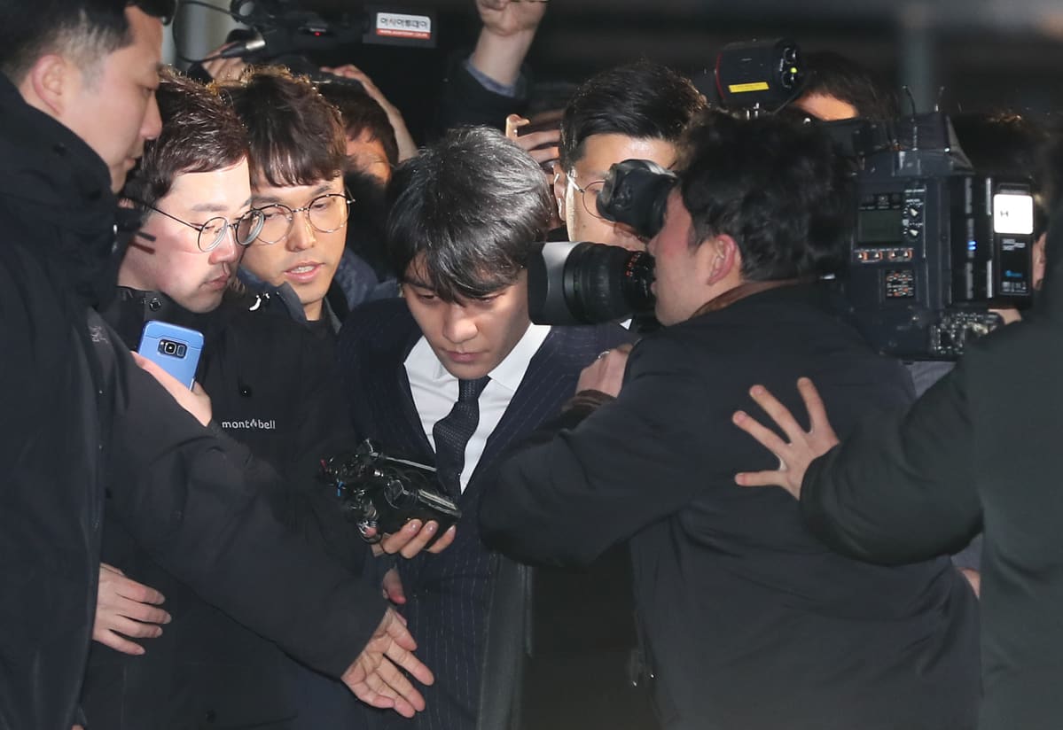 Seungri lähtee kuulusteluista Soulissa