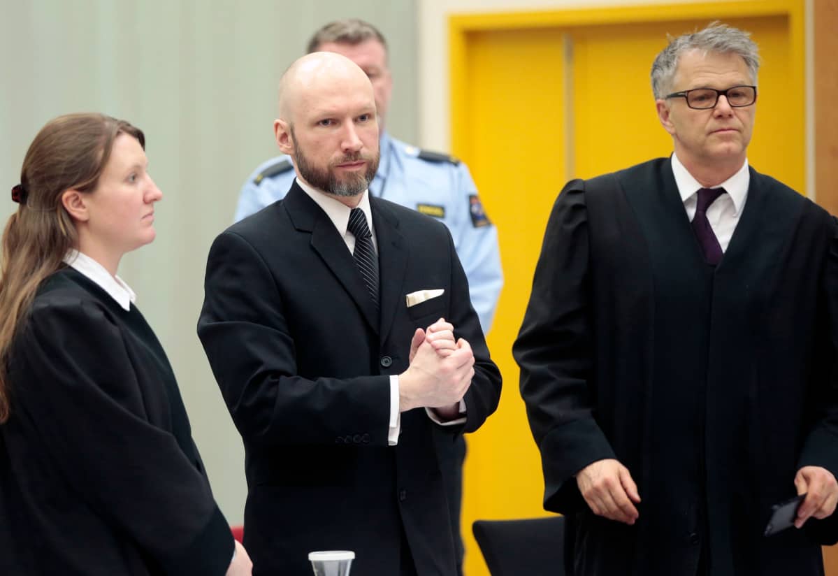 Joukkomurhaaja Breivik kahden asianajajansa välissä oikeuden istunnossa Skienin vankilassa.