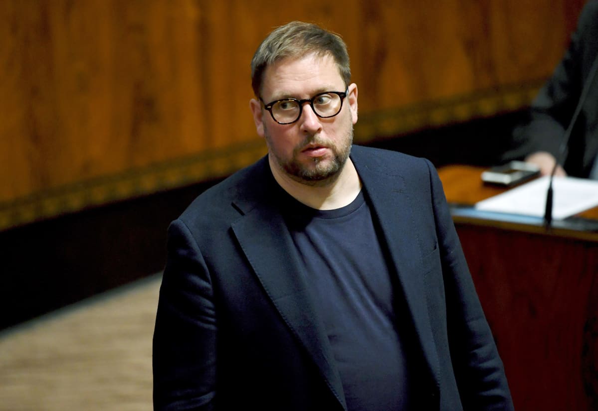 Vasemmistoliiton Paavo Arhinmäki eduskunnan täysistunnossa Helsingissä 7. kesäkuuta.