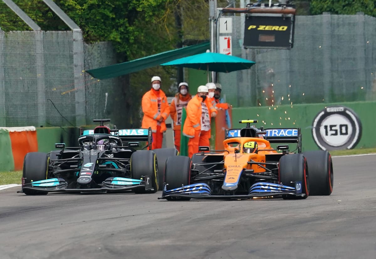 Lewis Hamilton yrittää ohittaa Lando Norrisia Imolassa.