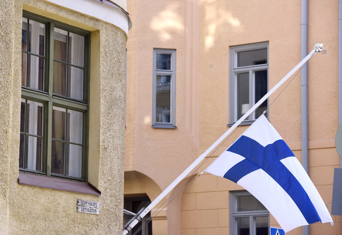 Suruliputus perjantai-iltana kuolleen entisen tasavallan presidentin Mauno Koiviston muistoksi Luotsikadulla Helsingissä lauantaiaamuna