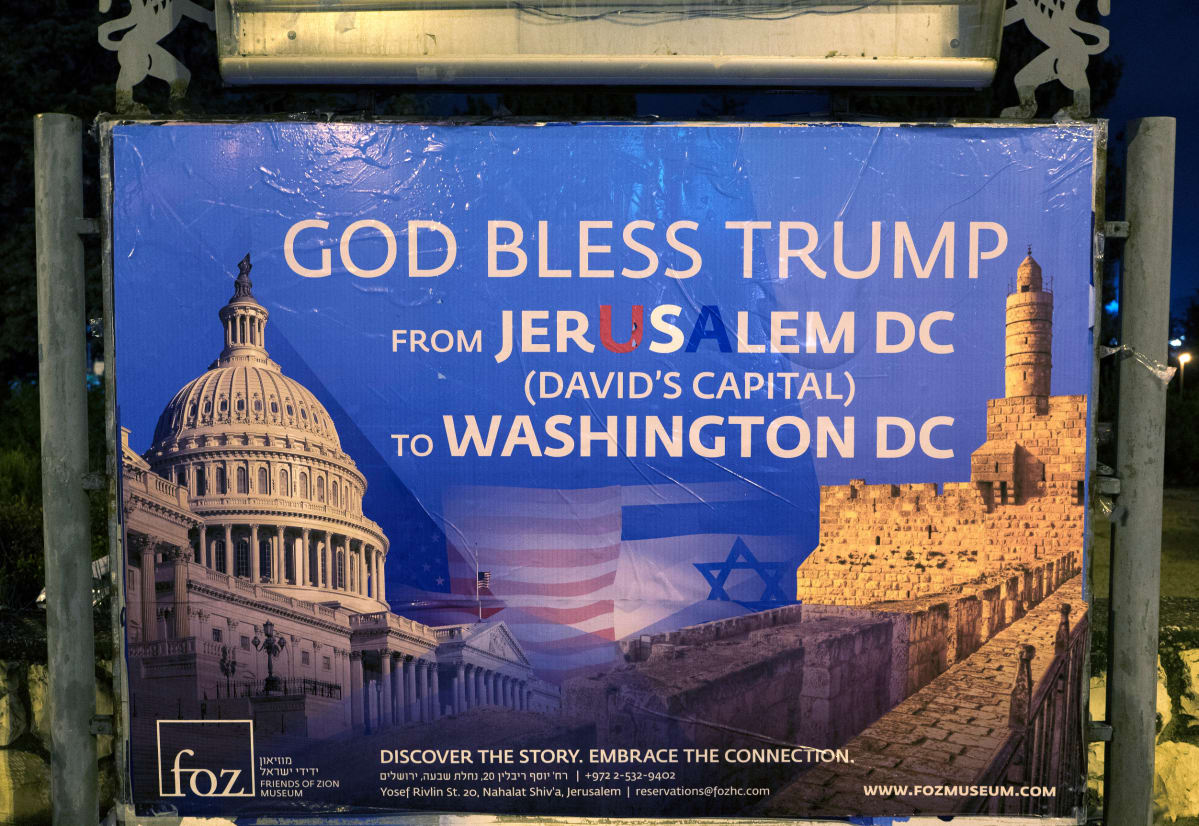 Trumpin päätöstä kiittelevä kyltti Jerusalemissa