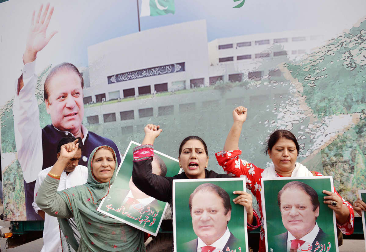 Nawaz Sharifin kannattajat osoittavat mieltään Lahoressa.
