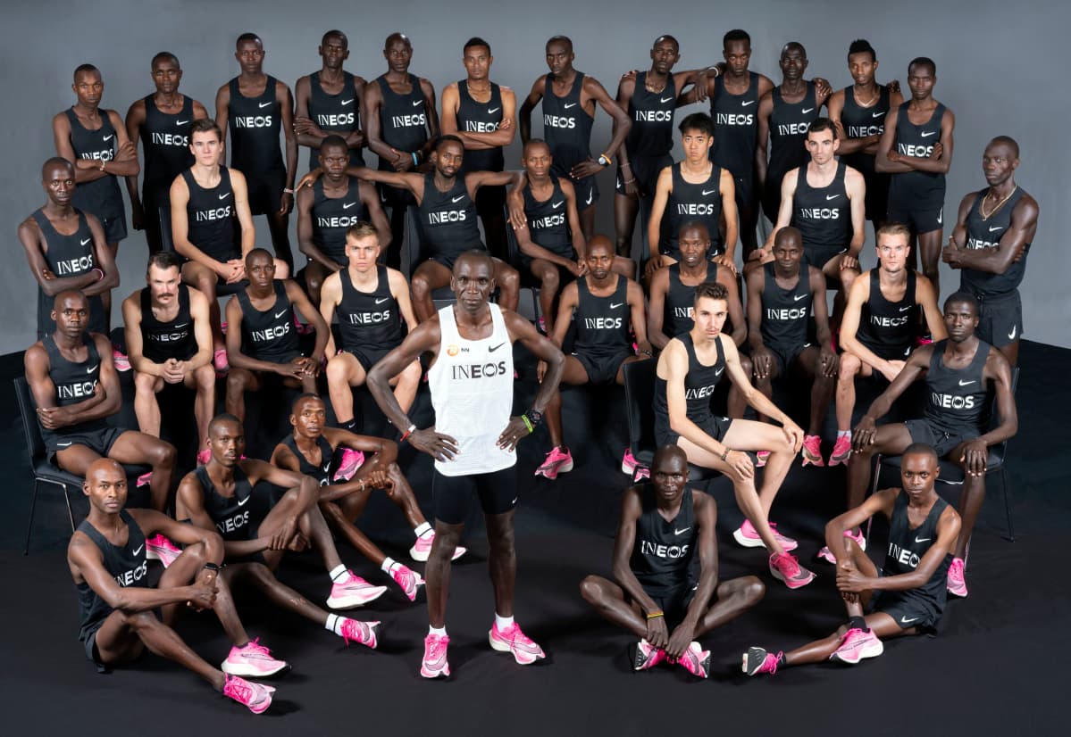 Eliud Kipchoge (valkoinen pusero) ja hänen apujuoksijansa Filip Ingebrigtsen (NOR), Henrik Ingebrigtsen (NOR), Jakob Ingebrigtsen (NOR), Jacob Kiplimo (UGA), Marius Kipserem (KEN), Eric Kiptanui (KEN), Gideon Kipketer (KEN), Abdallah Mande (UGA), Ronald Musagala (UGA), Chala Regasa (ETH), Hillary Bor (USA), Jonathan Korir (KEN), Julian Wanders (SUI), Paul Chelimo (USA), Philemon Kacheran (KEN), Nicholas Rotich (KEN), Shadrack Kipchirchir (USA), Victor Chumo (KEN), Stanley Kebenei (USA), Augustine Choge (KEN), Kota Murayama (JPN), Noah Kipkemboi (KEN), Shadrack Koech (KEN), Moses Koech (KEN), Selemon Barega (ETH), Bernard Lagat (USA), Patrick Tiernan (AUS), Stewart McSweyn (AUS), Thomas Ayeko (UGA), Emmanuel Bett (KEN), Timothy Toroitich (UGA), Micah Kogo (KEN), Lopez Lamong (USA), Kaan Kigan Ozbilen (TUR) ja Ayeko Joel (USA).